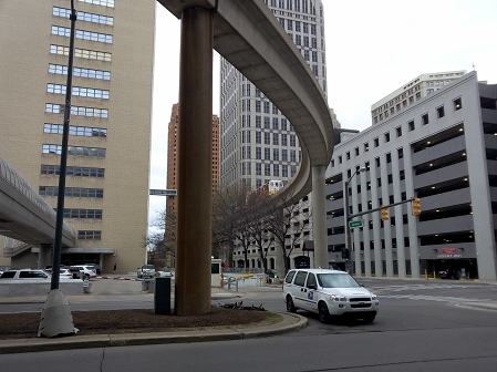 Der People Mover schlängelt sich durch Downtown Detroit.